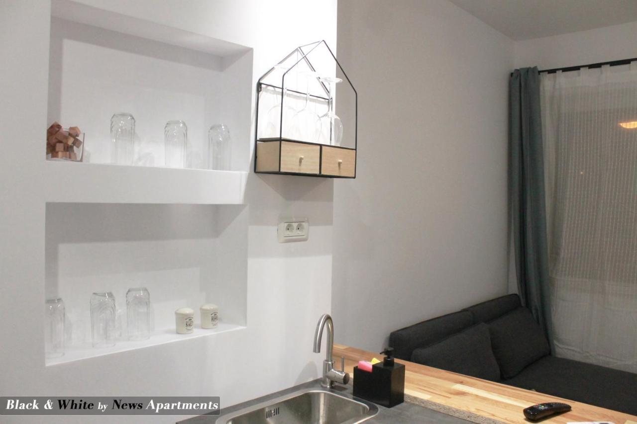 Black & White - News Apartment Bukares Bagian luar foto