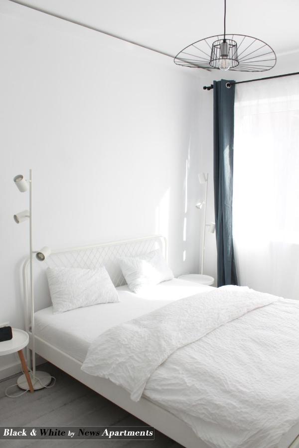 Black & White - News Apartment Bukares Bagian luar foto