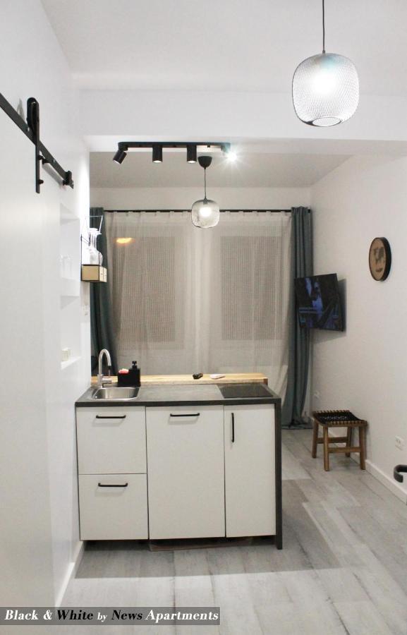 Black & White - News Apartment Bukares Bagian luar foto