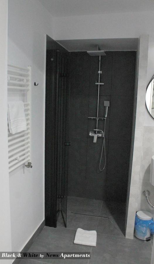 Black & White - News Apartment Bukares Bagian luar foto