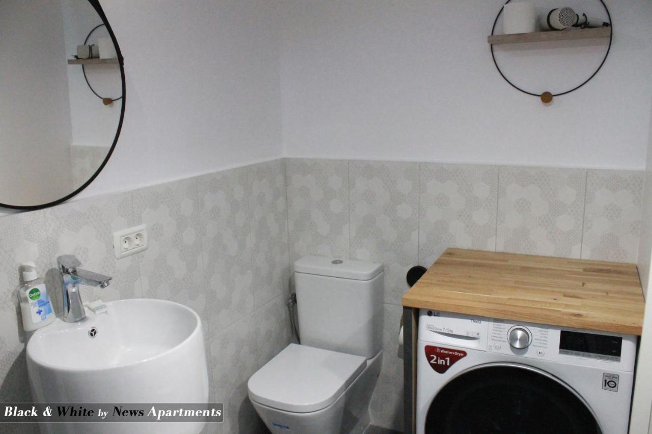 Black & White - News Apartment Bukares Bagian luar foto